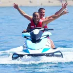 Pareja en moto de agua frente a la playa de Marbella