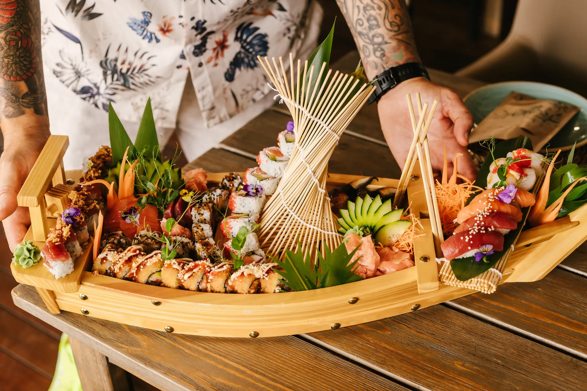 Barco de sushi para compartir en nuestro restaurante frente al mar en Marbella