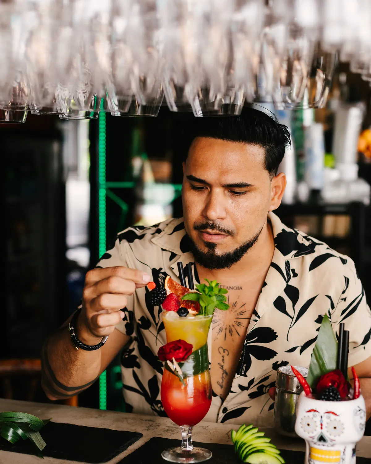 Barman decorando un cóctel en nuestro beach club de Marbella