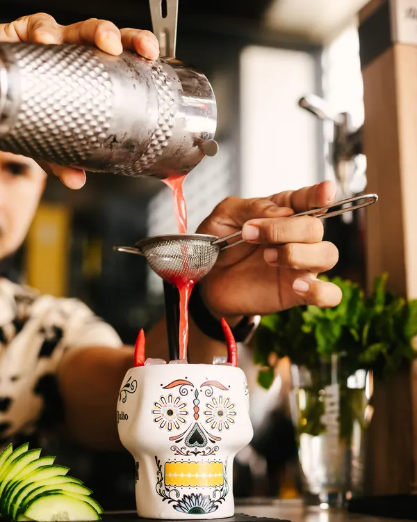 Barman colando un cóctel en Marbella