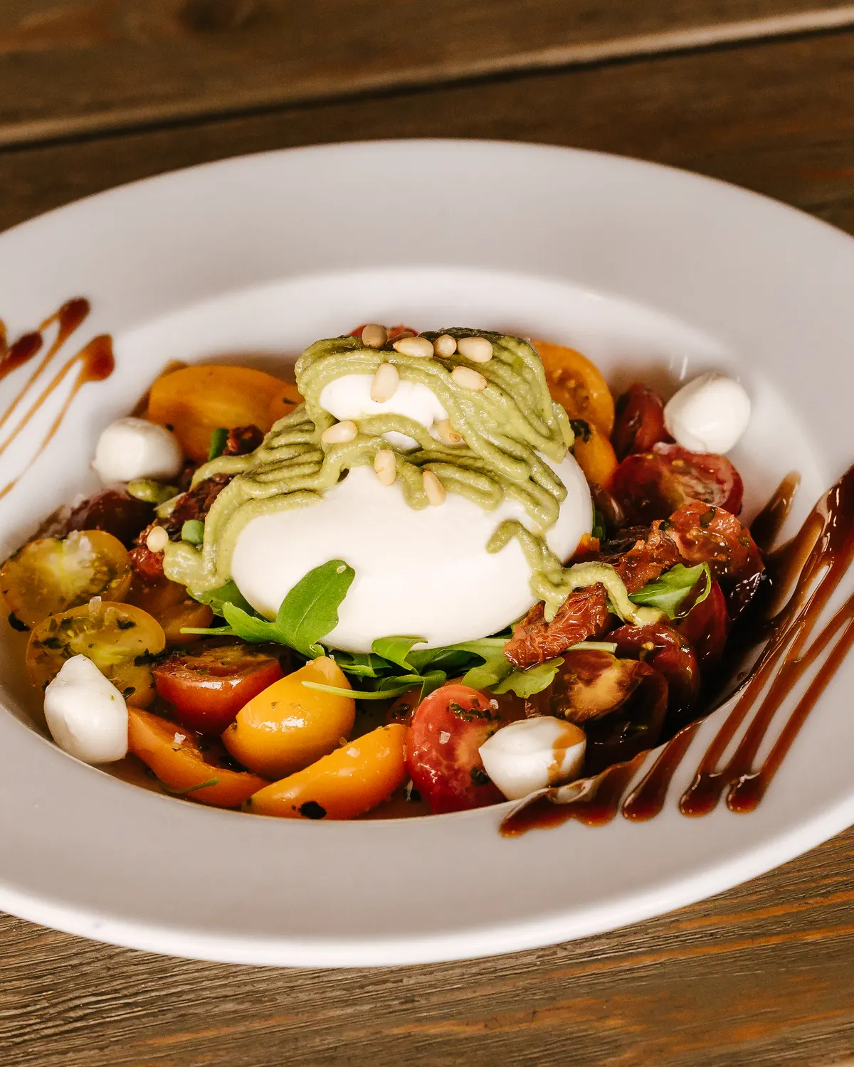 Burrata con tomates de temporada en Marbella