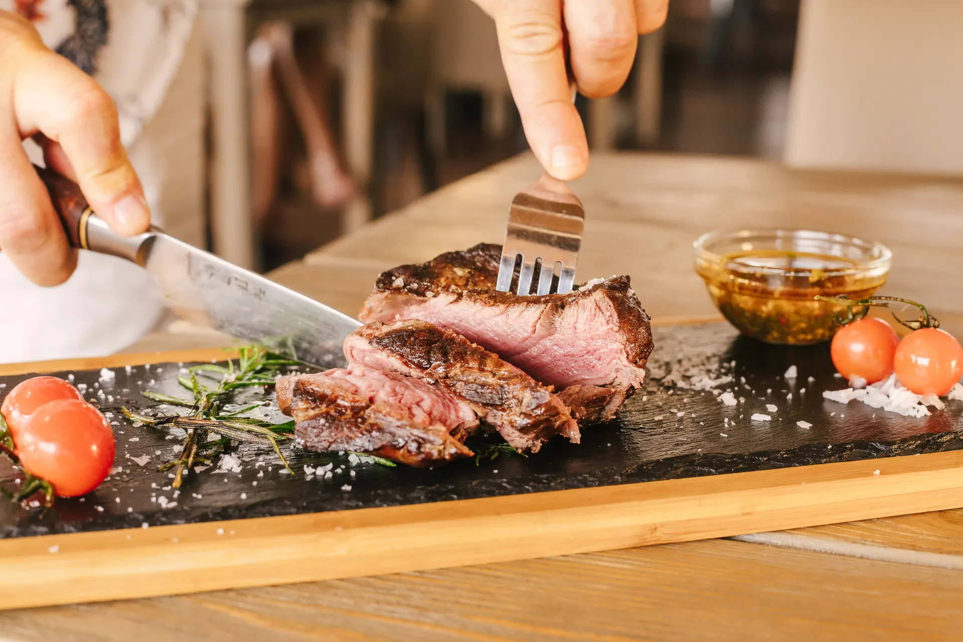 Carne halal a la parrilla cortada sobre pizarra en Marbella