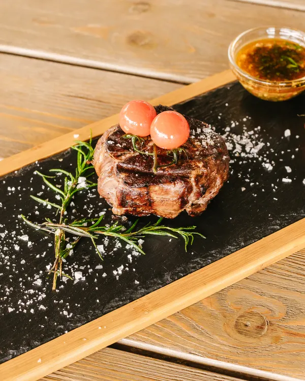 Carne a la brasa en pizarra en Marbella
