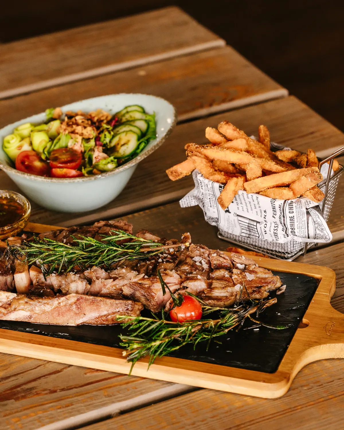 Chuletón para compartir con ensalada y patatas en Marbella