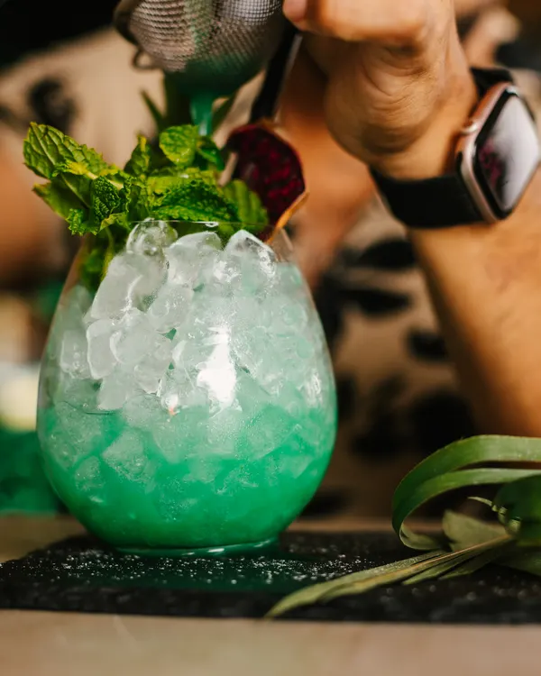 Cóctel azul en nuestro beach club de Marbella