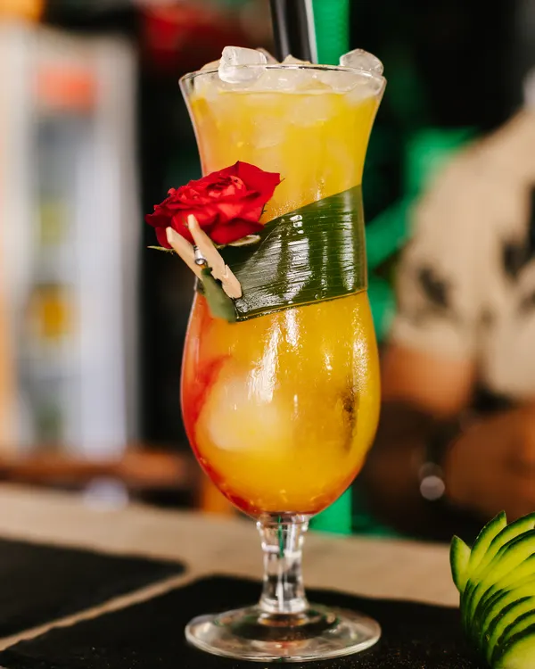 Cóctel tropical en nuestro beach club de Marbella