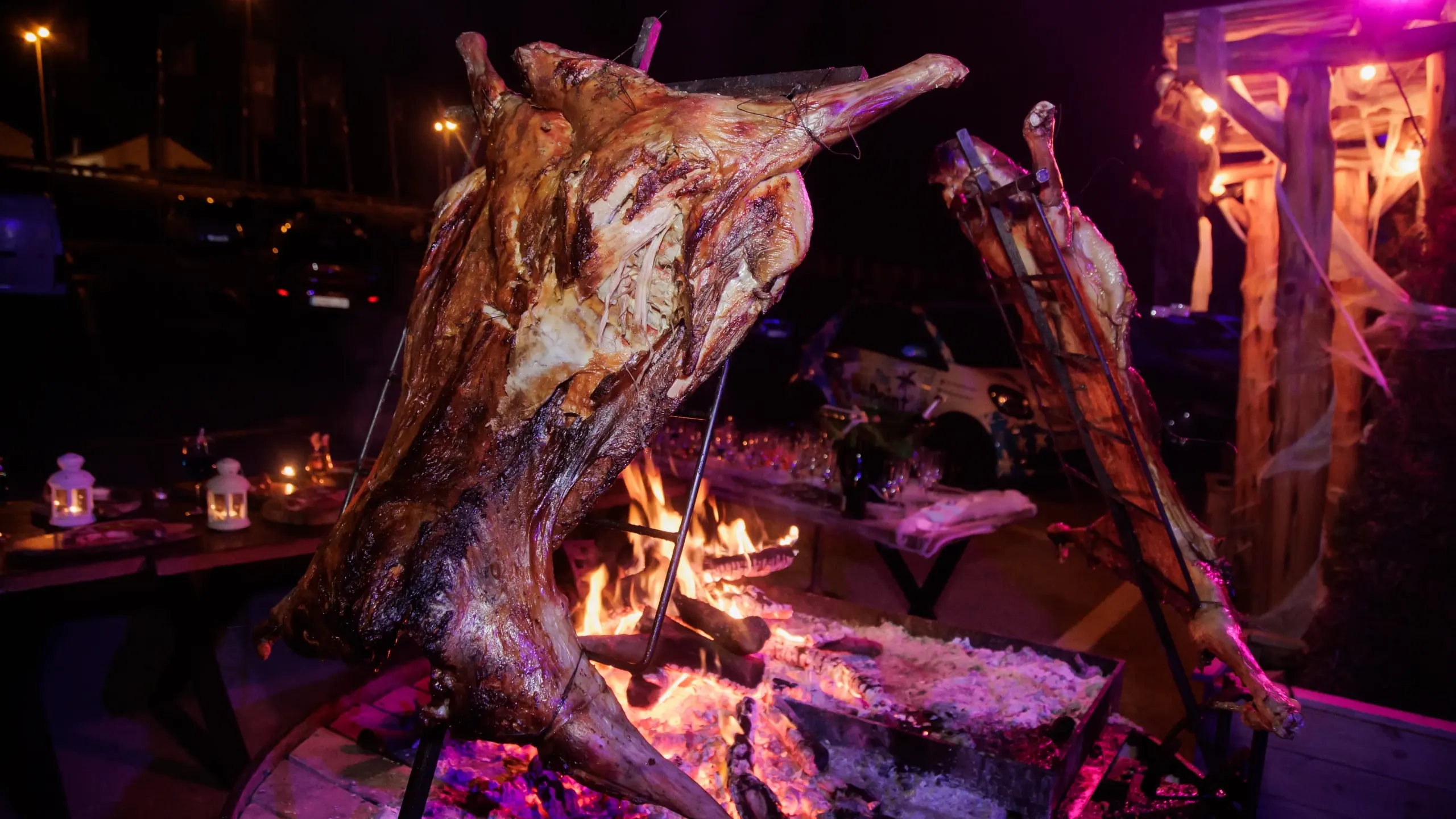 Cordero asado a la brasa en un evento nocturno del beach club en Marbella