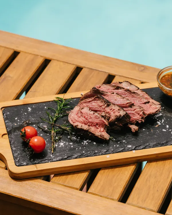 Entraña a la brasa junto a la piscina en Marbella