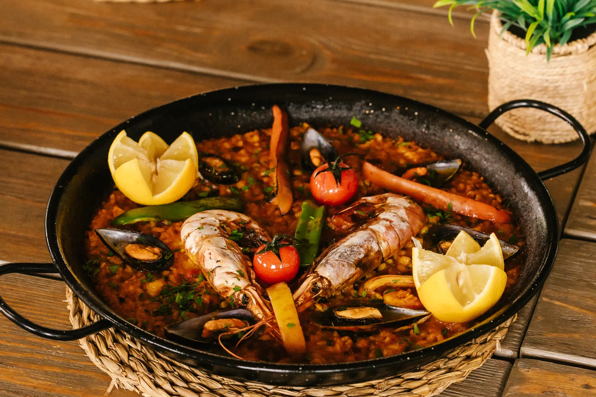 Paella de marisco para compartir junto a la playa en Marbella