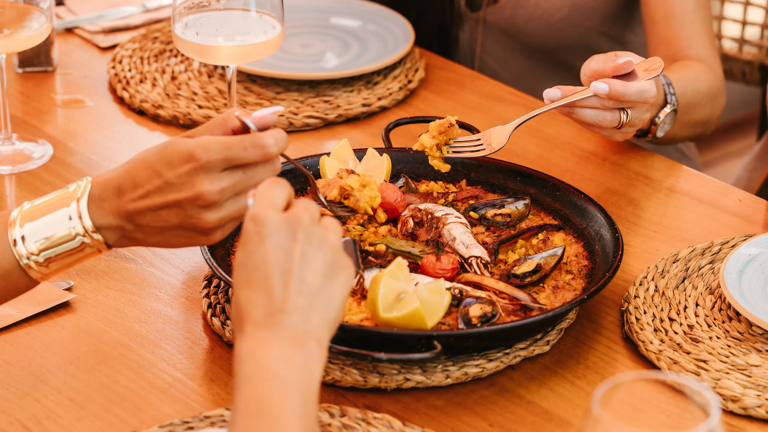 Paella para compartir en el restaurante en la playa de Marbella