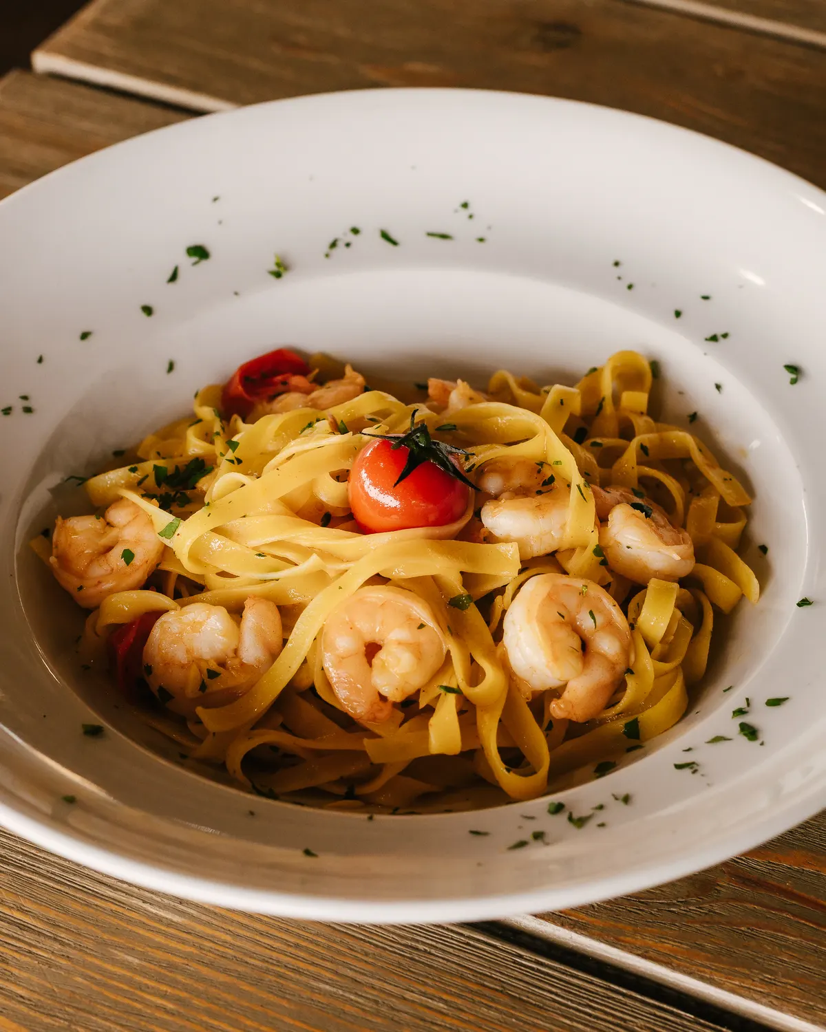 Tagliatelle con gambas en nuestro restaurante de playa en Marbella