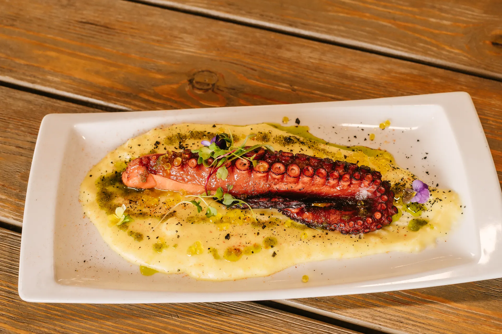 Pulpo a la brasa con puré de patata en nuestro restaurante de playa en Marbella