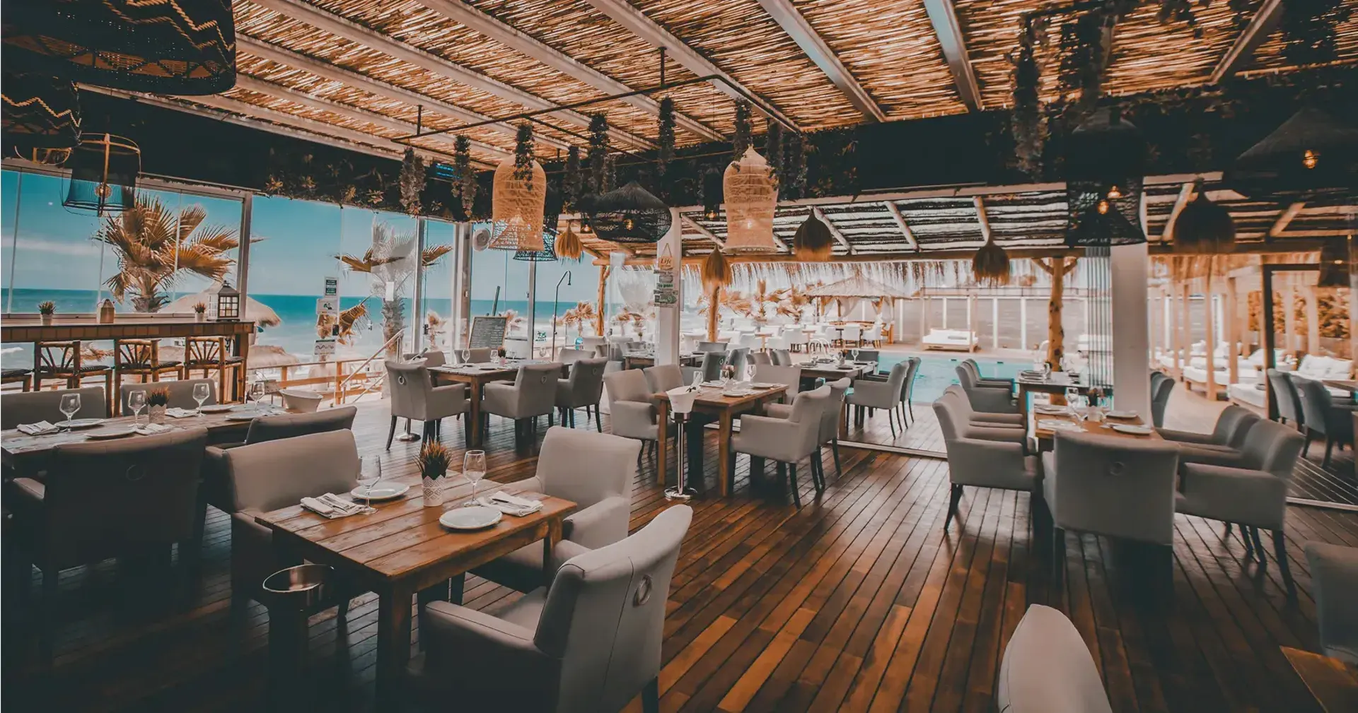 Salón del restaurante frente al mar en Marbella con vistas al Mediterráneo