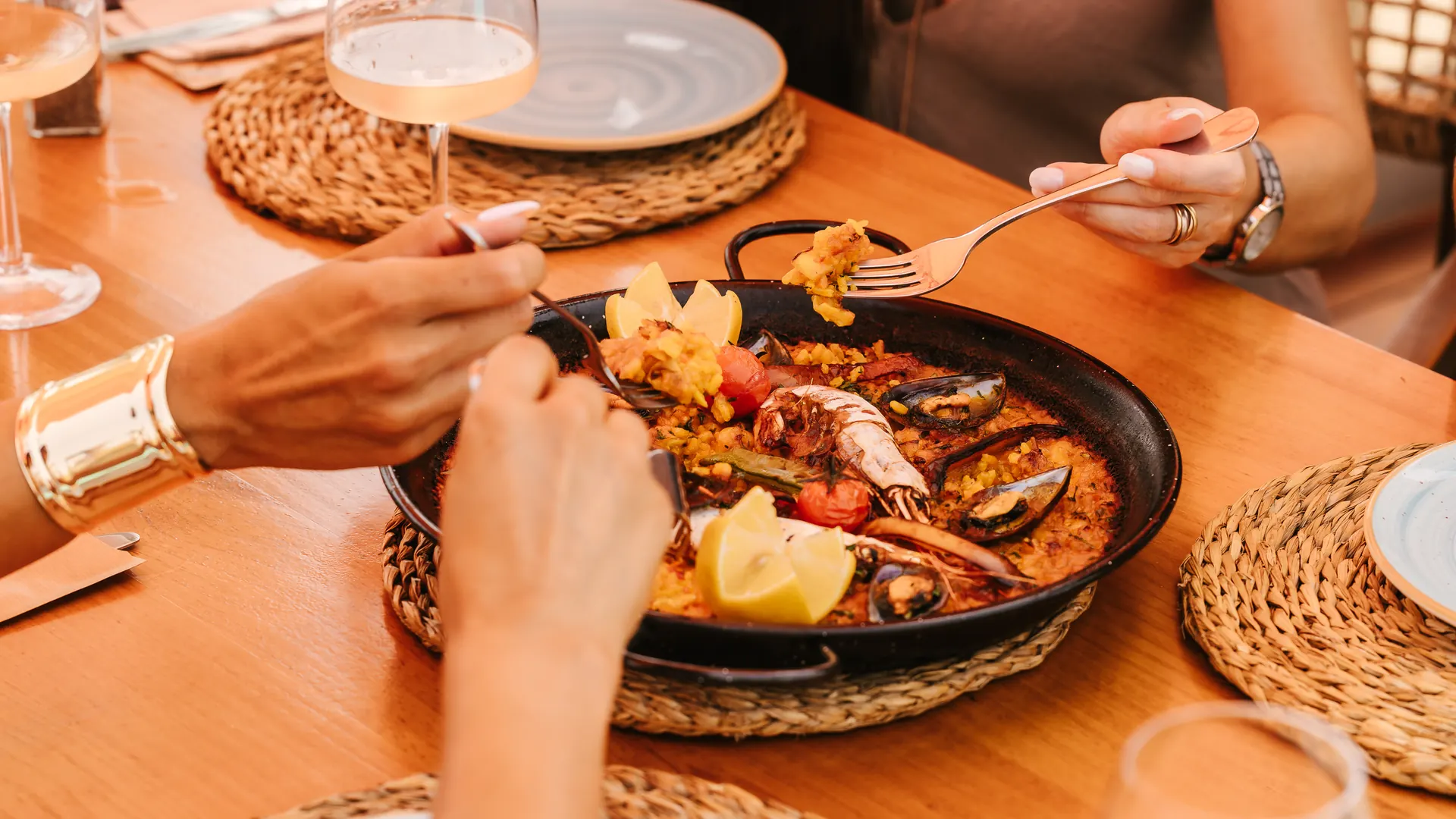 Paella para compartir en el restaurante frente al mar en Marbella