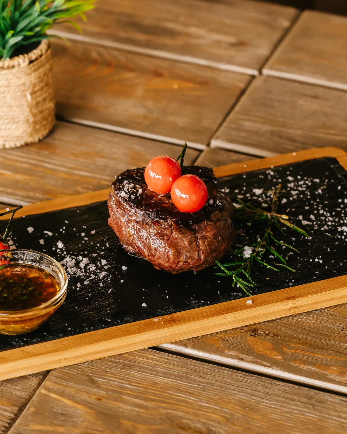 Solomillo a la brasa para cenar frente al mar en Marbella