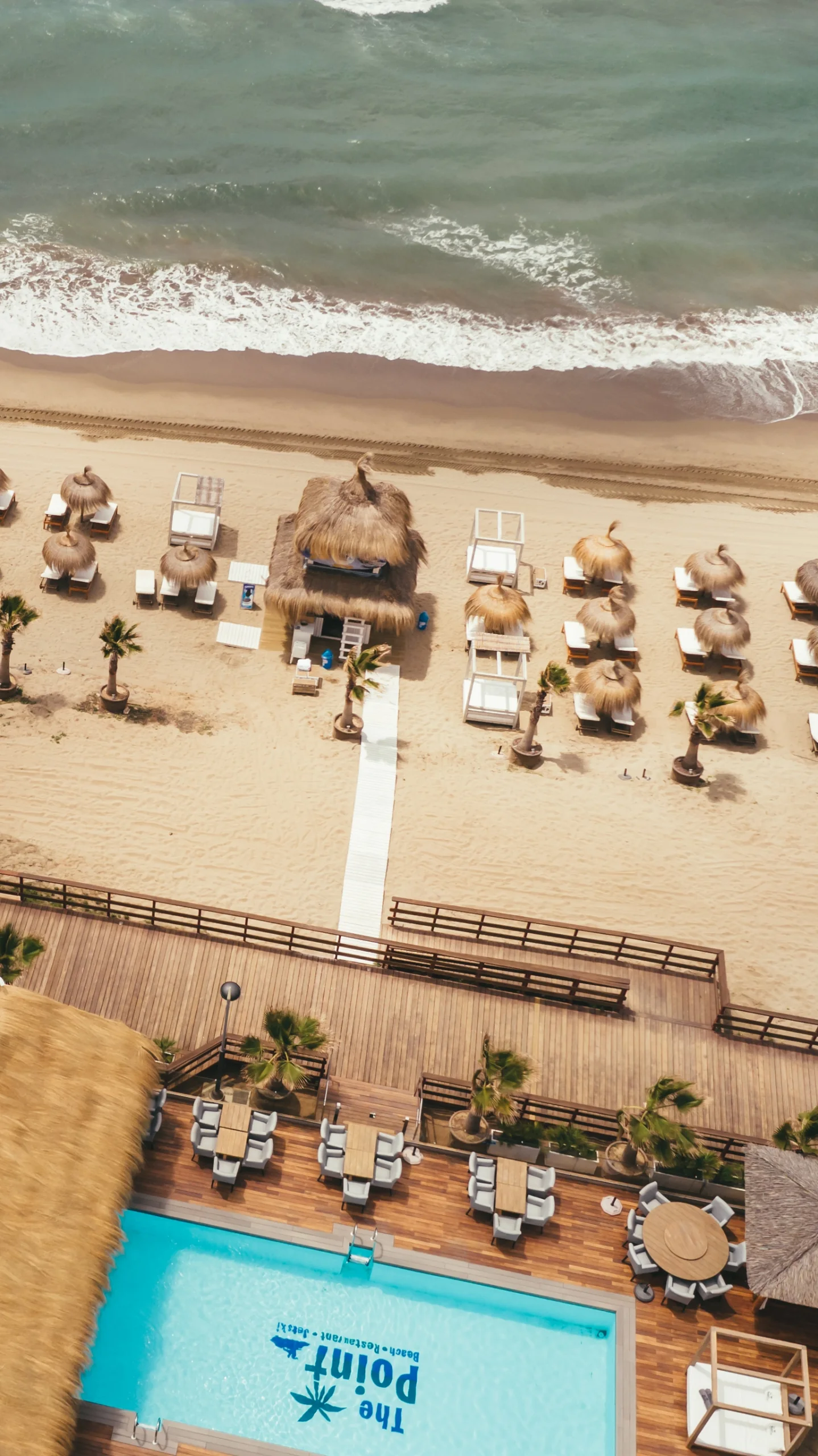 Vista aérea de la zona de playa en la Playa del Pinillo en The Point Marbella