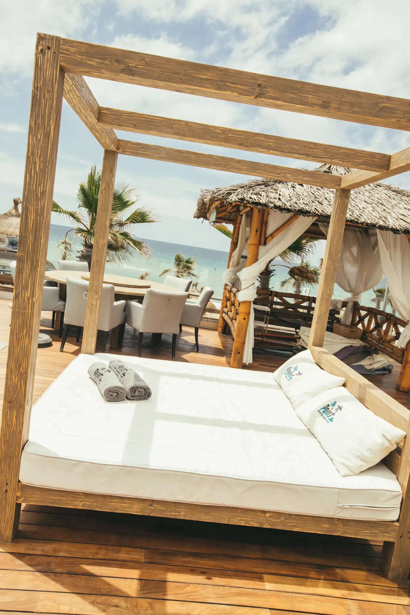 Cama balinesa con cojines de la casa frente al mar en The Point Marbella